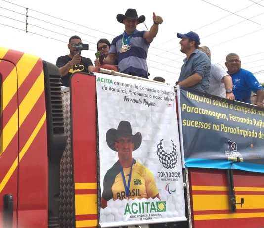Campeão mundial de Paracanoagem, Fernando Rufino, é recepcionado com carreata, em Itaquiraí