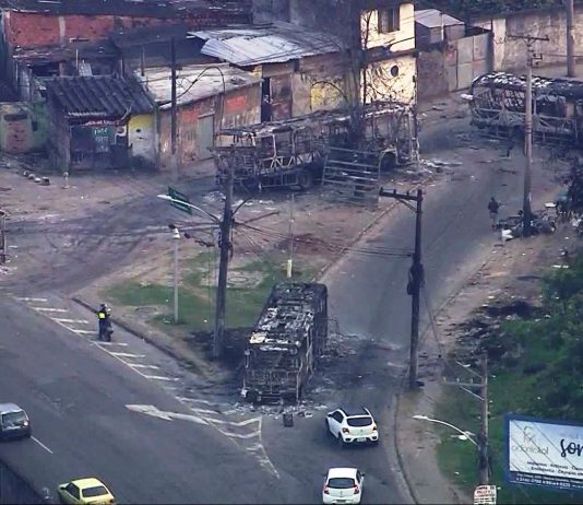 Quatro ônibus são incendiados em confronto entre quadrilhas no Rio