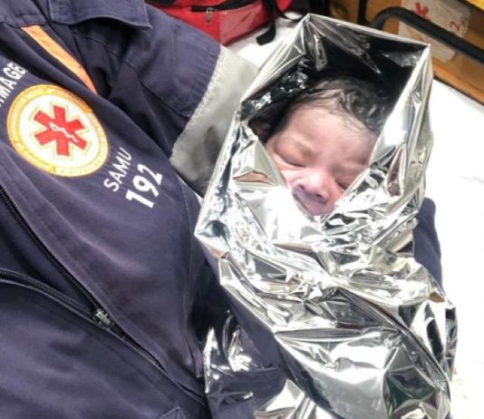 Bebê encontrado abandonado pesou mais de 3,3 kg e está clinicamente saudável