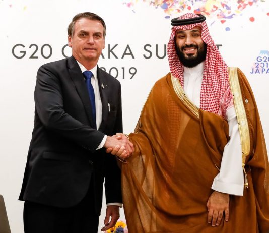 Bolsonaro assina acordos e diz que “Brasil tem mar de oportunidades”