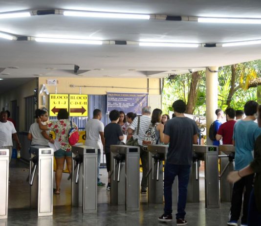 Estudantes deixam local de prova e avaliam primeira etapa do Enem