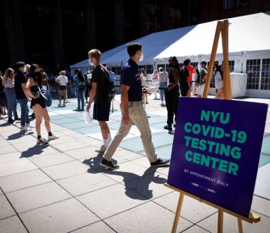 Estudantes fazem fila em universidade de NY para testes de coronavírus
