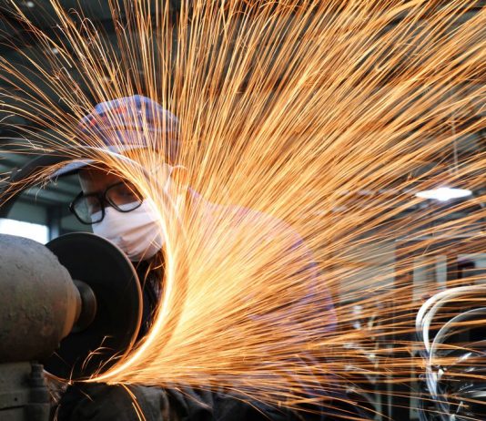 China ganha força em agosto e consumo melhora em impulso para economia