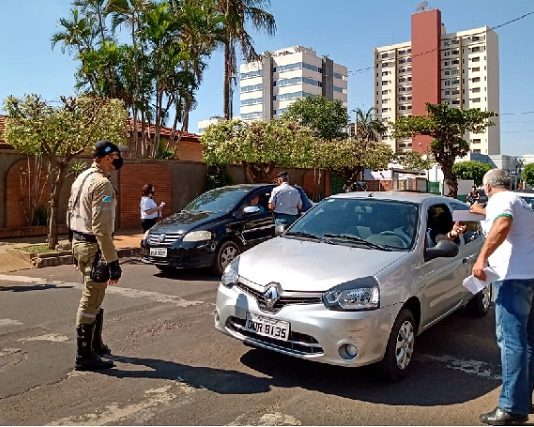 MPMS distribui adesivos: “Candidato que compra voto não me representa”, em Três lagoas