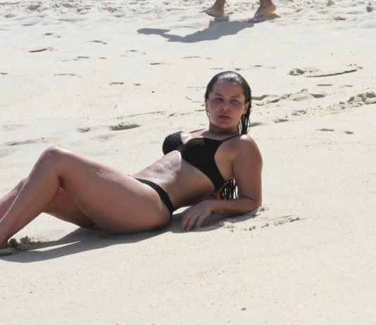 FAMOSOS: sozinha, Maraisa curte praia no Rio