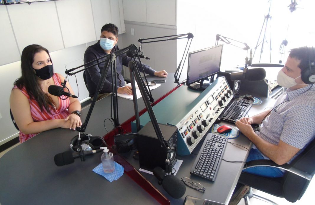 Prefeita de Naviraí, Rhaiza Matos em sua primeira entrevista, na rádio Karandá FM, hoje