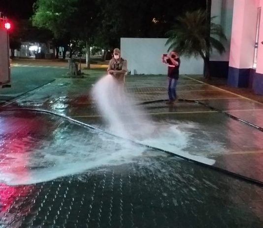 Prefeitura de Naviraí e Bombeiros higienizam locais de grande fluxo de pessoas