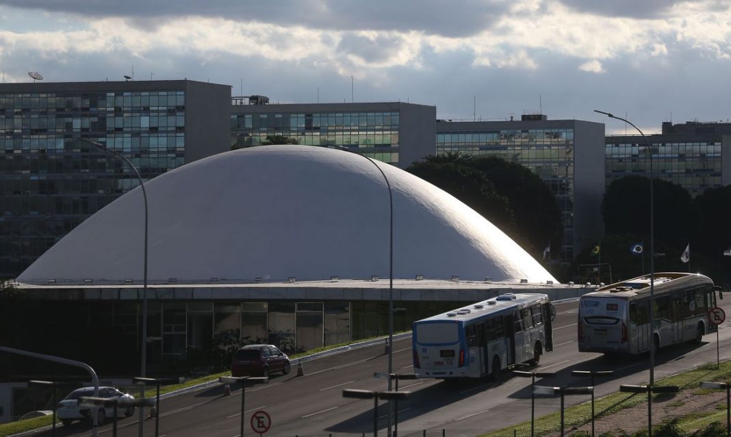 A cúpula menor, voltada para baixo, abriga o Plenário do Senado Federal.