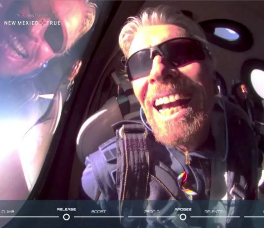 Bilionário faz 1º voo espacial a bordo da nave da Virgin Galactic