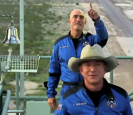 Jeff Bezos, homem mais rico do mundo, decola em viagem espacial