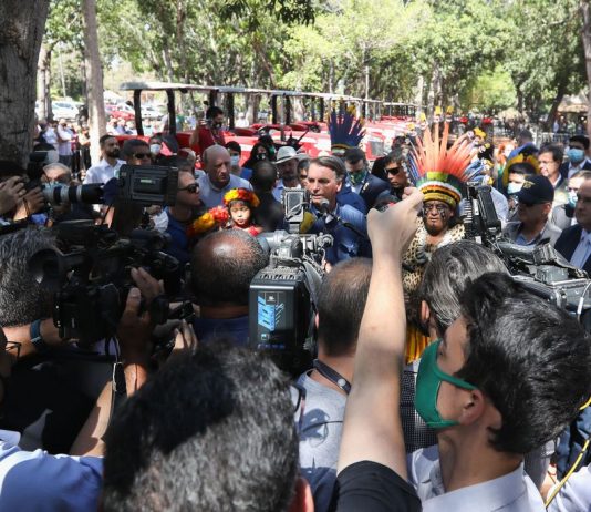 Bolsonaro entrega equipamentos agrícolas a indígenas