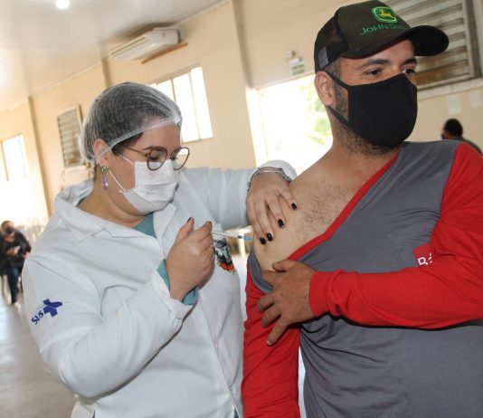 Rhaiza Matos aplica vacina contra a Covid-19 em atendimentos na Seleta
