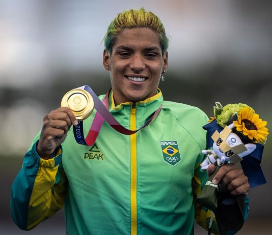 Ana Marcela Cunha é ouro na maratona aquática