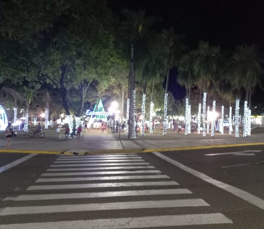 Decoração de Natal da Praça Central de Naviraí é destaque no Cone Sul