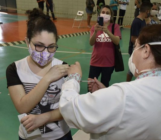 Brasil supera marca de 90% da população-alvo vacinada com a 1ª dose