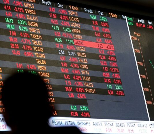 Ações nos EUA caem devido à escalada de tensões na Ucrânia