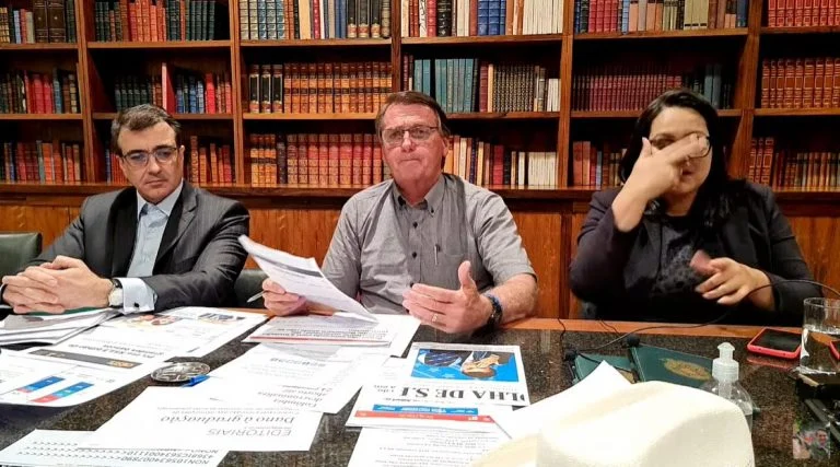 em-transmissao-nas-redes-sociais-presidente-jair-bolsonaro-fala-sobre-pl-dos-jogos-de-azar-768x427