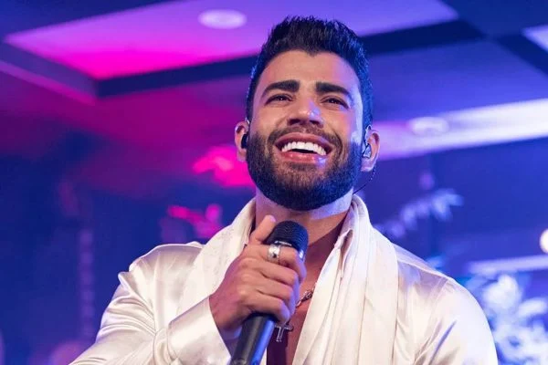 gusttavo-lima-celular-na-musica-600x400