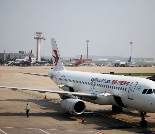 Boeing de companhia aérea chinesa cai e mata 132 a bordo