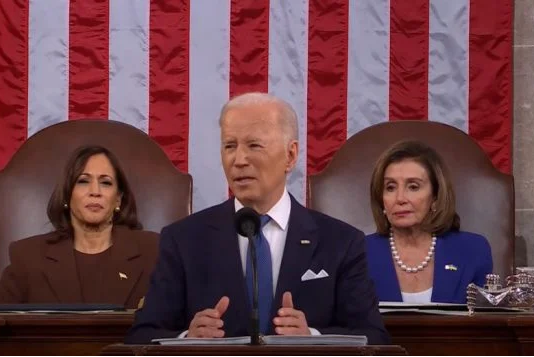 Biden fecha espaço aéreo dos EUA para aviões russos