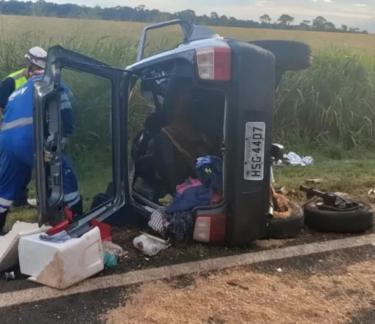 Duas pessoas morrem após colisão entre veículo de passeio e caminhões na MS-306
