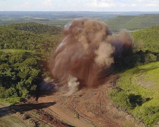 Explosão com 6 mil kg de dinamite marca início da obra de pavimentação de rodovia em Furnas do Dionísio