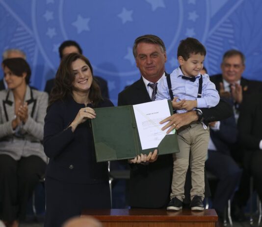 Novos ministros tomam posse no Palácio do Planalto