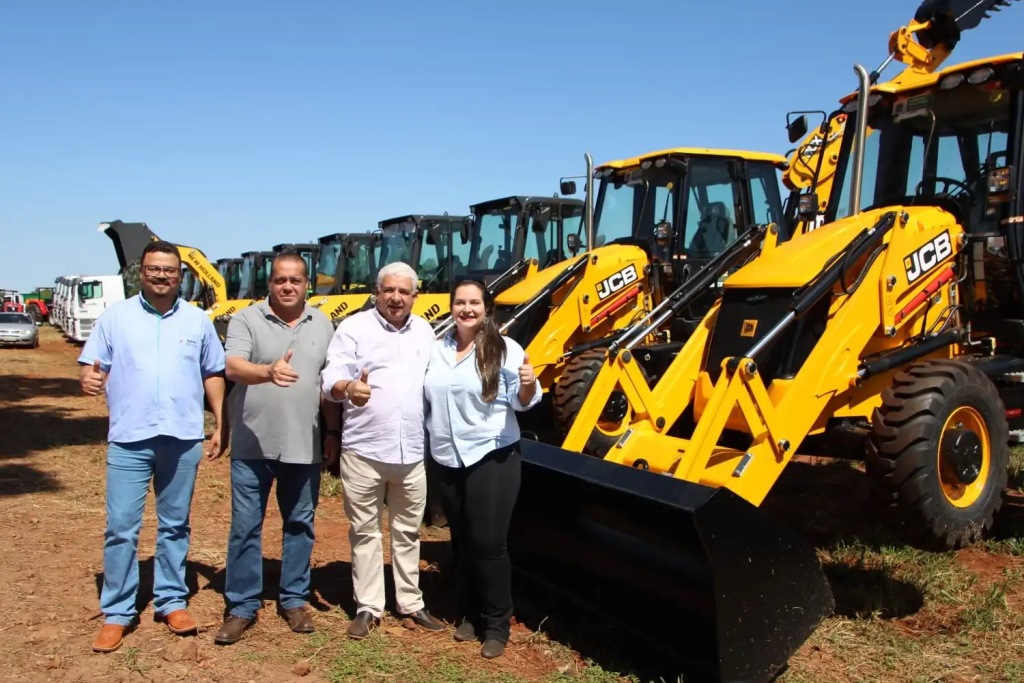 Autoridades de Naviraí ao receberem equipamentos