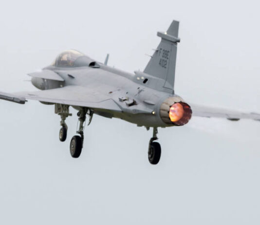 Dois novos caças Gripen da FAB fazem voos inaugurais no Brasil