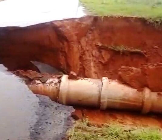 Enxurrada abre cratera no meio da rodovia que liga Juti a Iguatemi