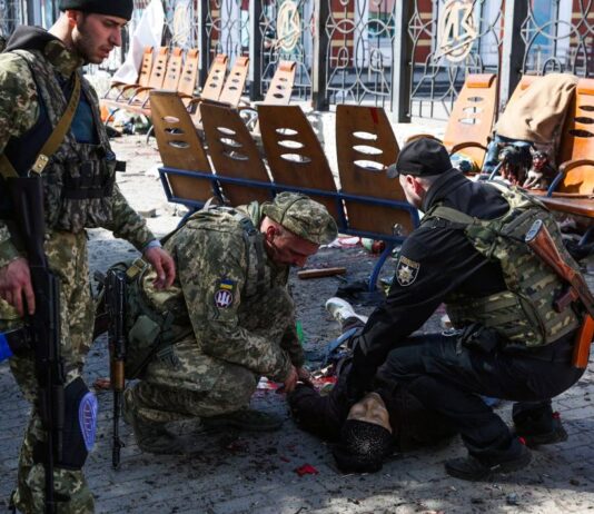 Ataque à estação de trem da cidade ucraniana de Kramatorsk mata mais de 30 e deixa mais de 100 feridos