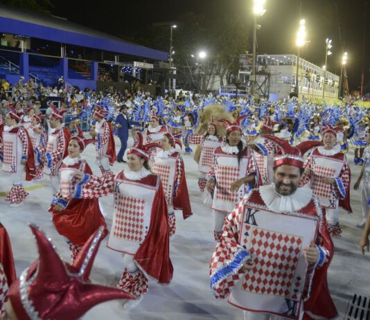 Primeiro dia de desfiles no Sambódromo tem acidente e atrasos