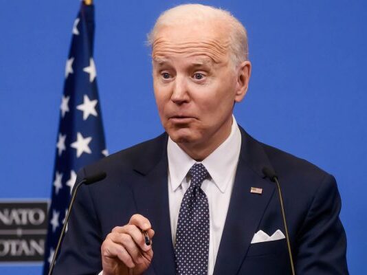 Contra inflação, Biden sugere que empresas ricas paguem ‘parte justa de impostos’