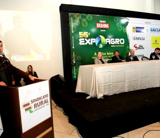 Eduardo Riedel recebe homenagem e título de Cidadão Douradense na Expoagro