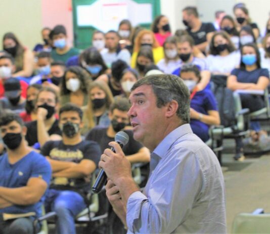 Riedel prioriza educação e destaca MS no topo do ranking de salários de professores
