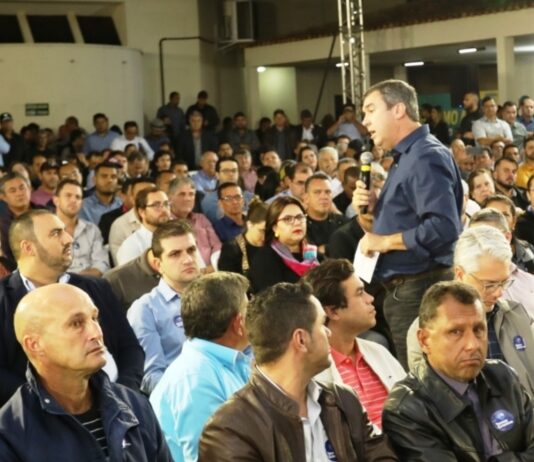 Ato em apoio a Riedel reúne 500 vereadores dos 79 municípios do Estado na Capital