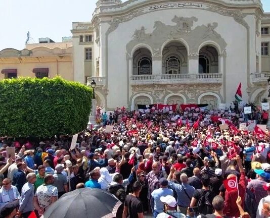 Tunísia: manifestantes vão às ruas contra presidente