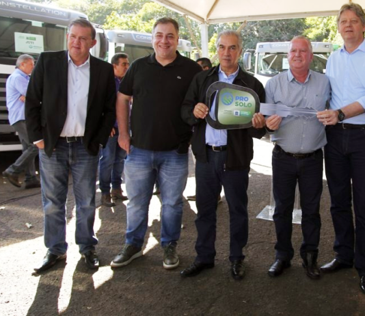 “Vai ajudar e muito na colheita”: Neno Razuk comemora com Reinaldo entrega de caminhões para 12 municípios de MS