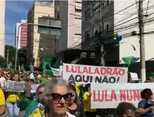 Protesto contra Lula em Juiz de Fora recebe petista com cartazes de ‘ladrão’