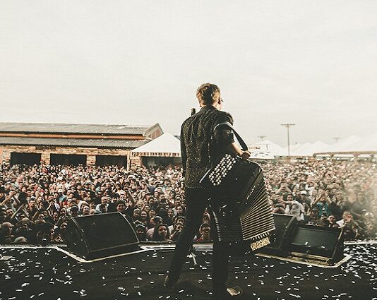 Michel Teló faz show hoje no Festival América do Sul Pantanal 2022, em Corumbá