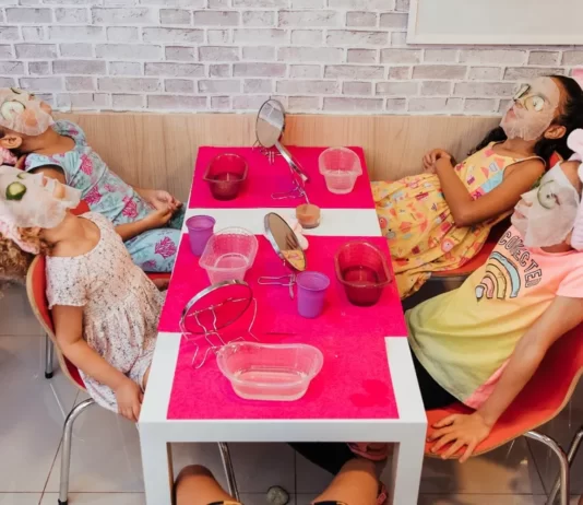 Para comemorar aniversário de 7 anos, menina faz ‘spa day’ para convidadas e viraliza na web