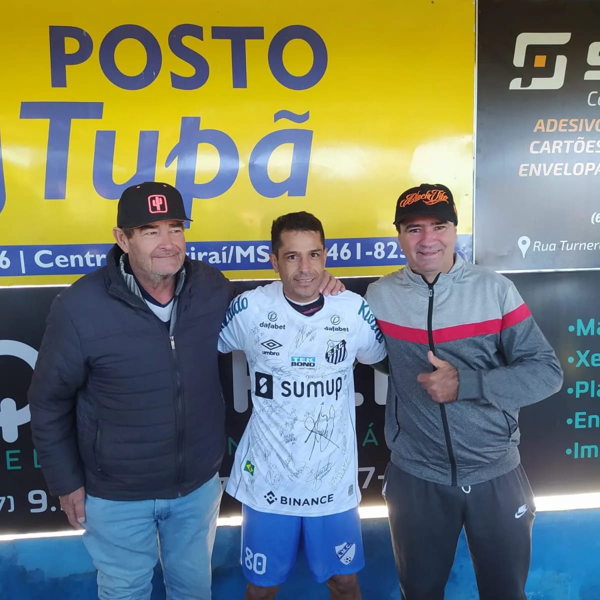 Organizadores e ao centro Djanir Casuza o ganhador da camiseta