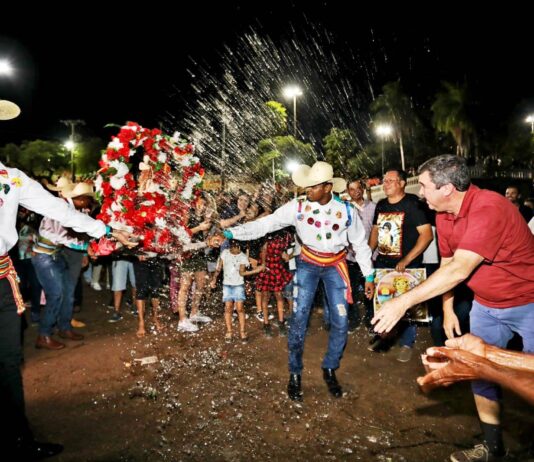 CORUMBÁ: Riedel caminha pelo interior e foi a Corumbá, ao tradicional Banho de São de João