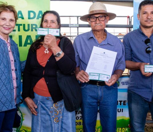 Tereza Cristina e Agraer entregam inscrição do Cadastro Nacional da Agricultura em São Gabriel do Oeste