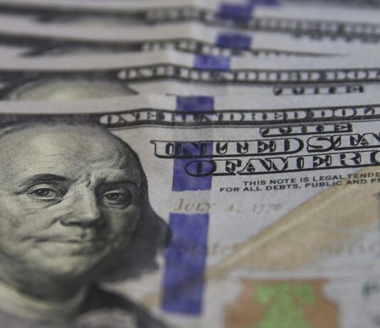 Dólar sobe para R$ 4,89 com incertezas domésticas e externas