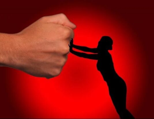 Fim de ‘legítima defesa da honra’ em casos de feminicídio é aprovado