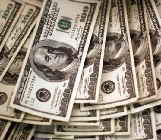 Dólar fecha em R$ 5,27 com tensões no Brasil e no exterior