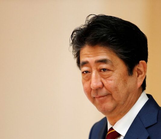 Ex-premiê japonês Shinzo Abe morre após ser baleado em comício