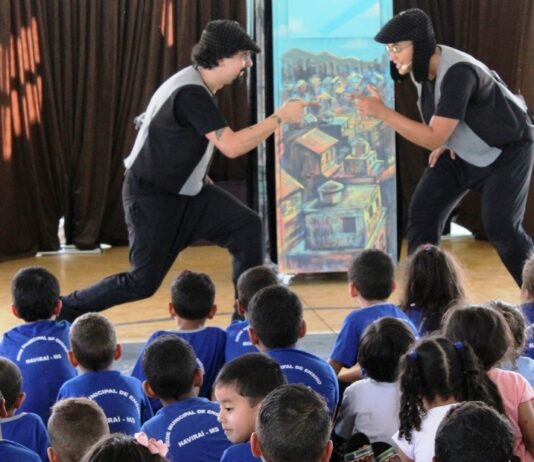 NAVIRAÍ: Cia de teatro BuZum encanta alunos da Rede Municipal de Ensino