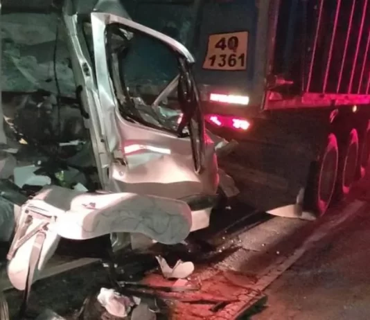 Acidente envolvendo caminhão e van deixa sete mortos no Paraná